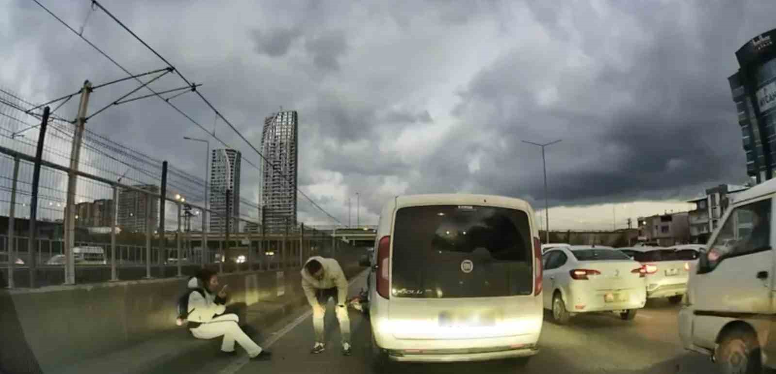 Bursa’da pes dedirten anlar: Motosikletliyle çarpıştı, ilk işi aracına bakmak oldu