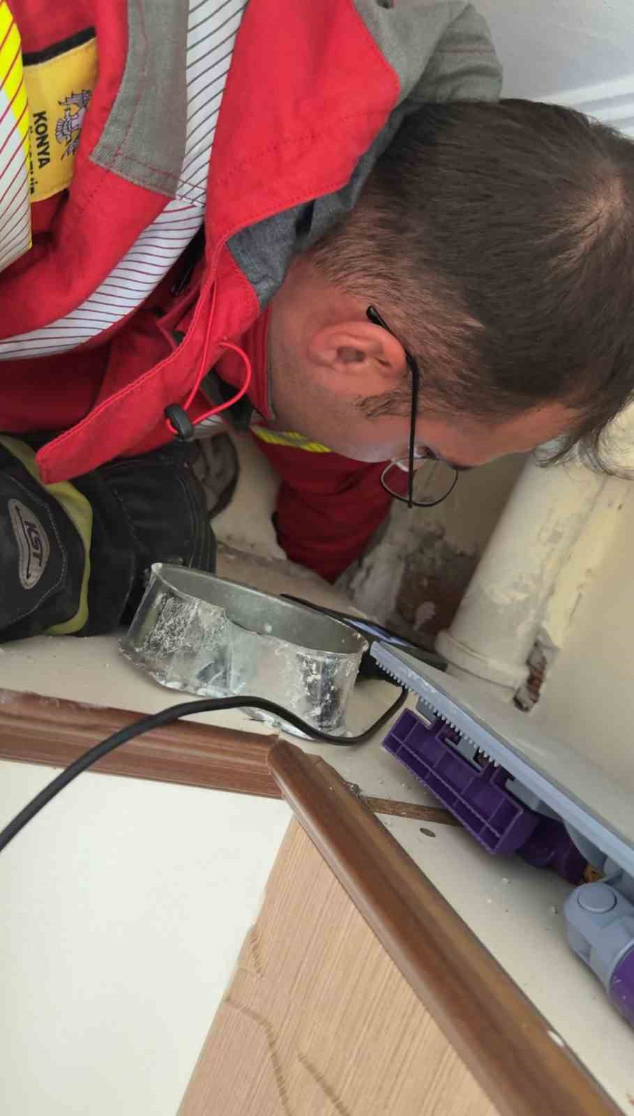 Bacaya giren kedi itfaiyenin 6 saatlik operasyonuyla kurtarıldı