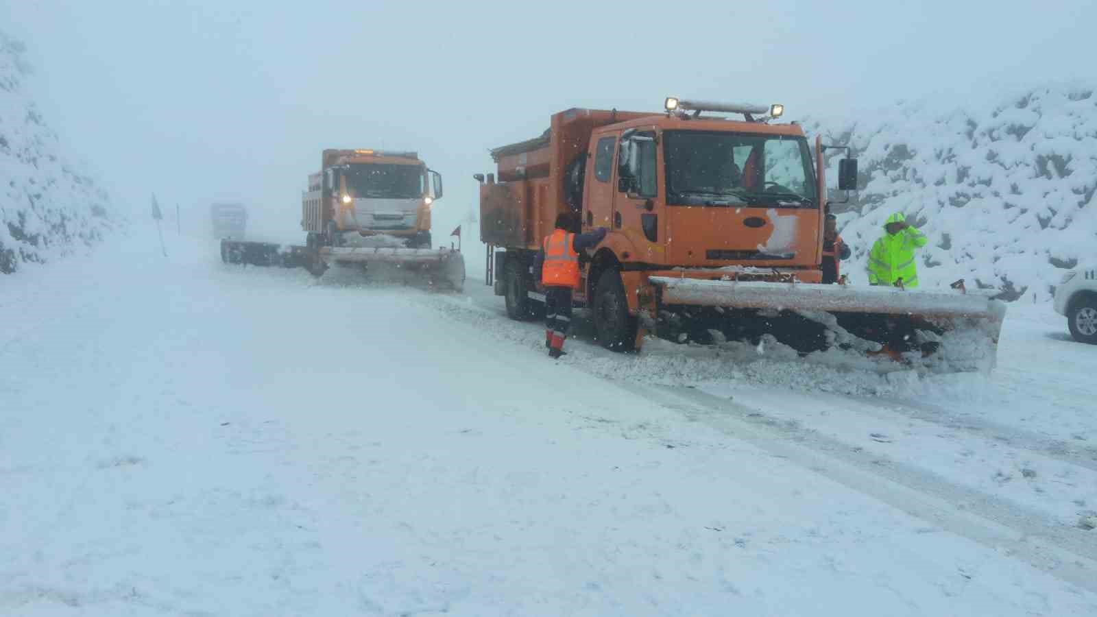 Alacabel’de kar yağışı etkisini sürdürüyor, kar kalınlığı yer yer 30 santimetreye ulaştı