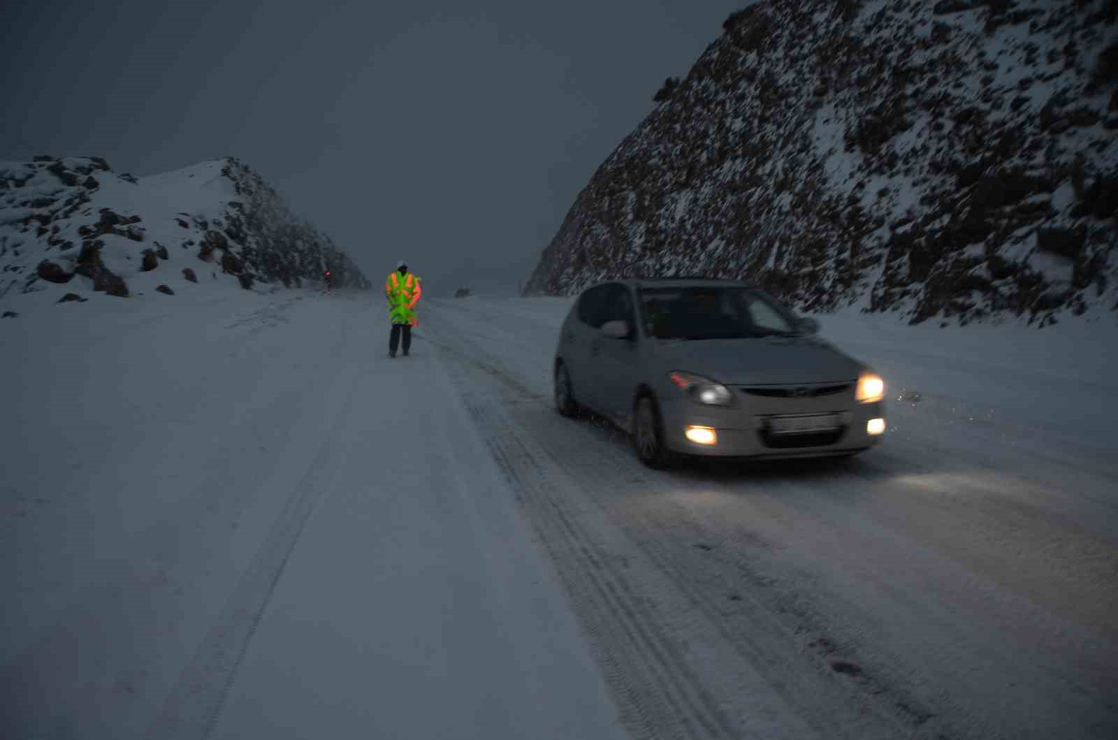 Alacabel’de kar yağışı etkisini sürdürüyor, kar kalınlığı yer yer 30 santimetreye ulaştı