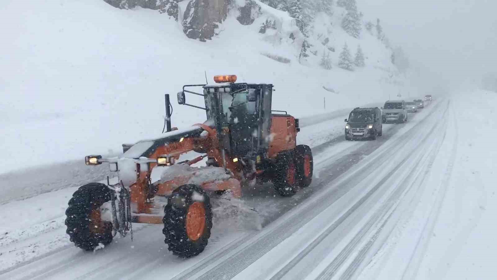 Alacabel’de kar yağışı etkisini sürdürüyor, kar kalınlığı yer yer 30 santimetreye ulaştı