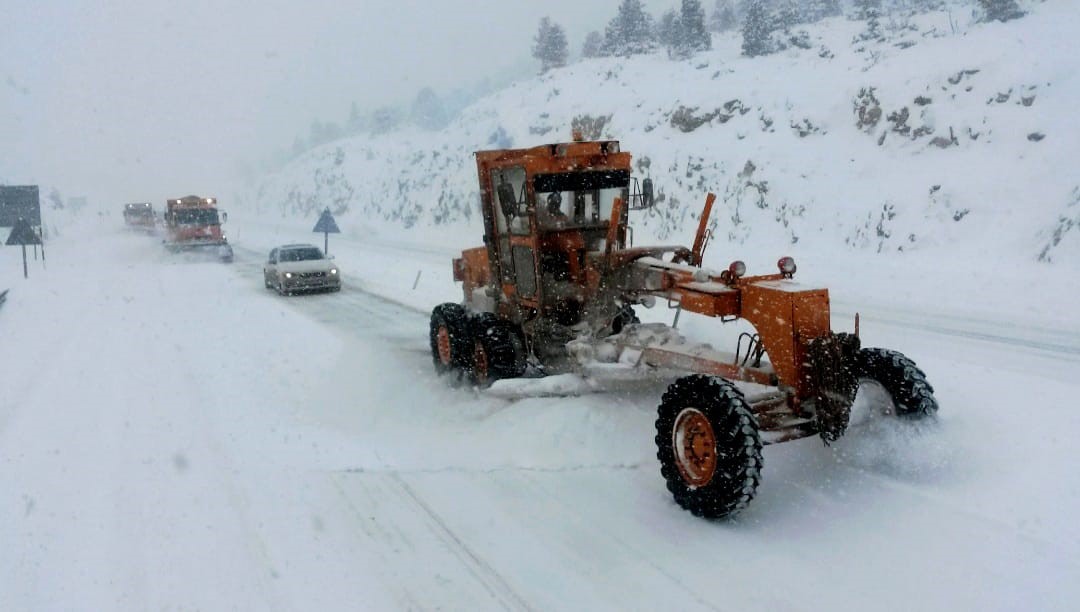 Alacabel’de kar yağışı etkisini sürdürüyor, kar kalınlığı yer yer 30 santimetreye ulaştı