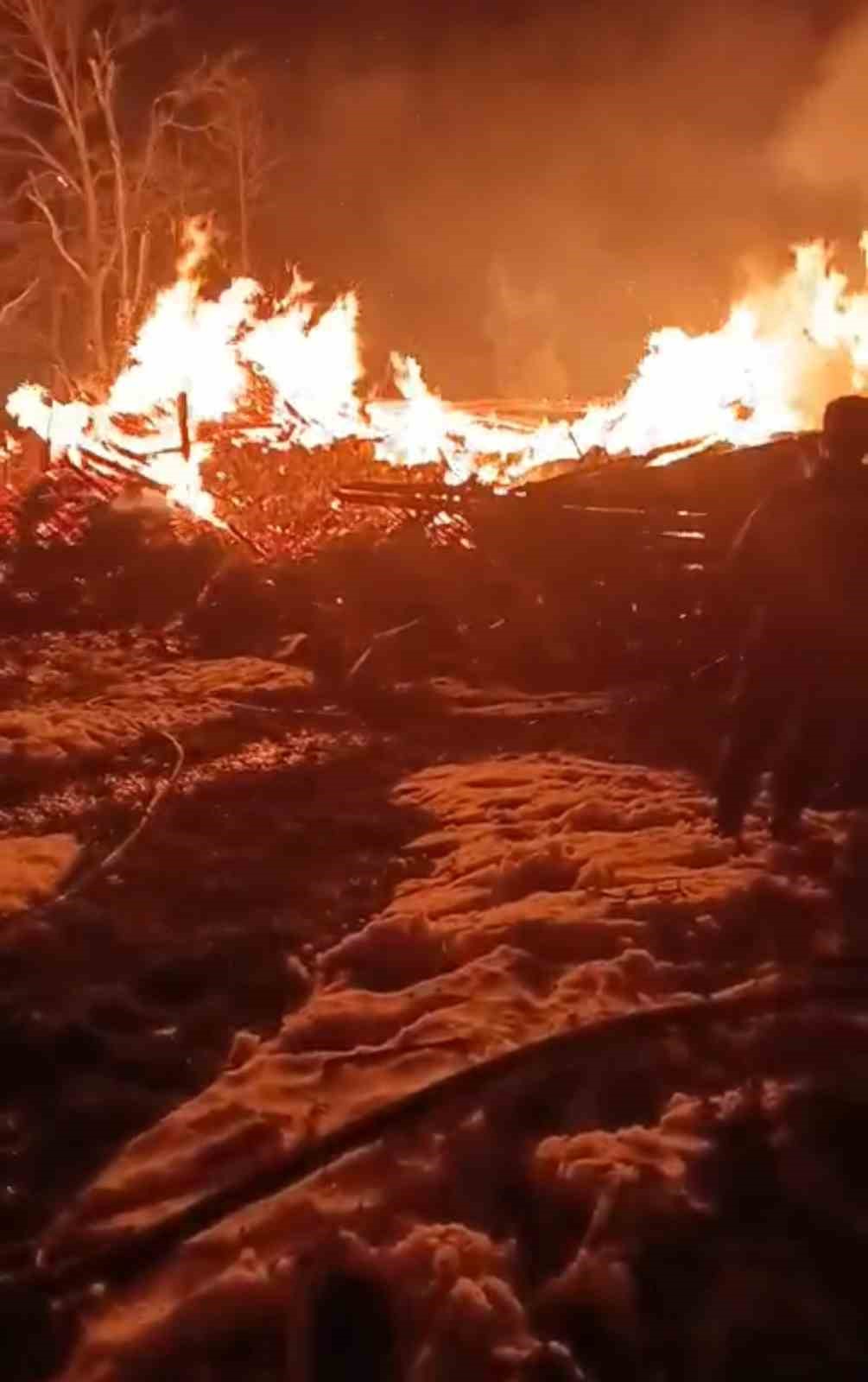 İki katlı ahşap ev alevlere teslim oldu: 1 yaralı