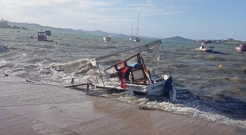 Ayvalık’ta kuvvetli fırtına tekneleri batırdı