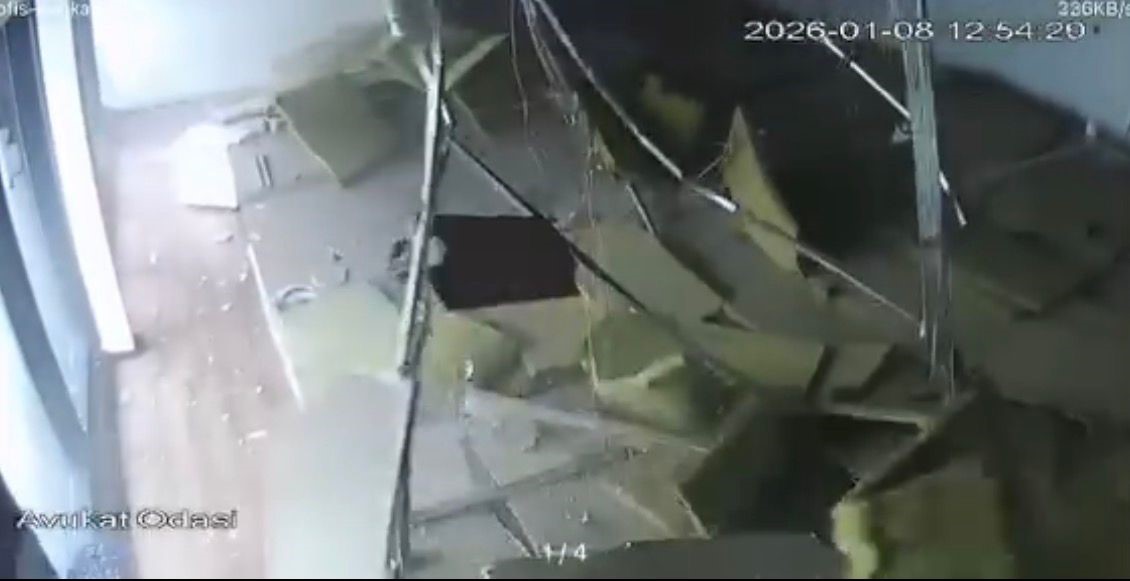 Bursa’da lodos dehşeti: Plazanın tavanı çöktü, facia kıl payı atlatıldı