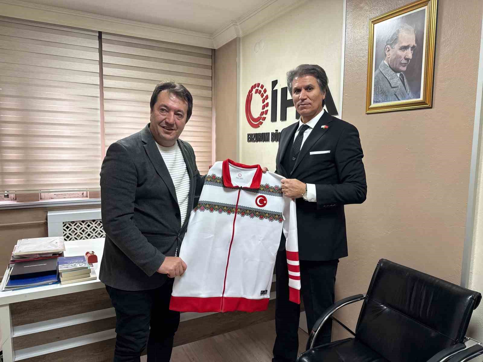 Başkan Şebin’den, İHA Bölge Müdürü Türkez’e 10. yıl plaketi