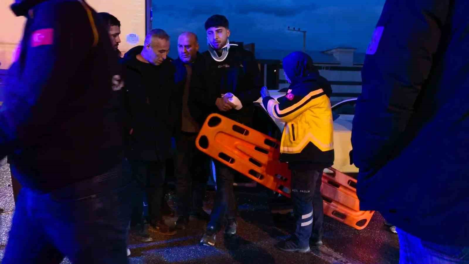 Bursa’da otomobil tıra çarptı: 1 yaralı