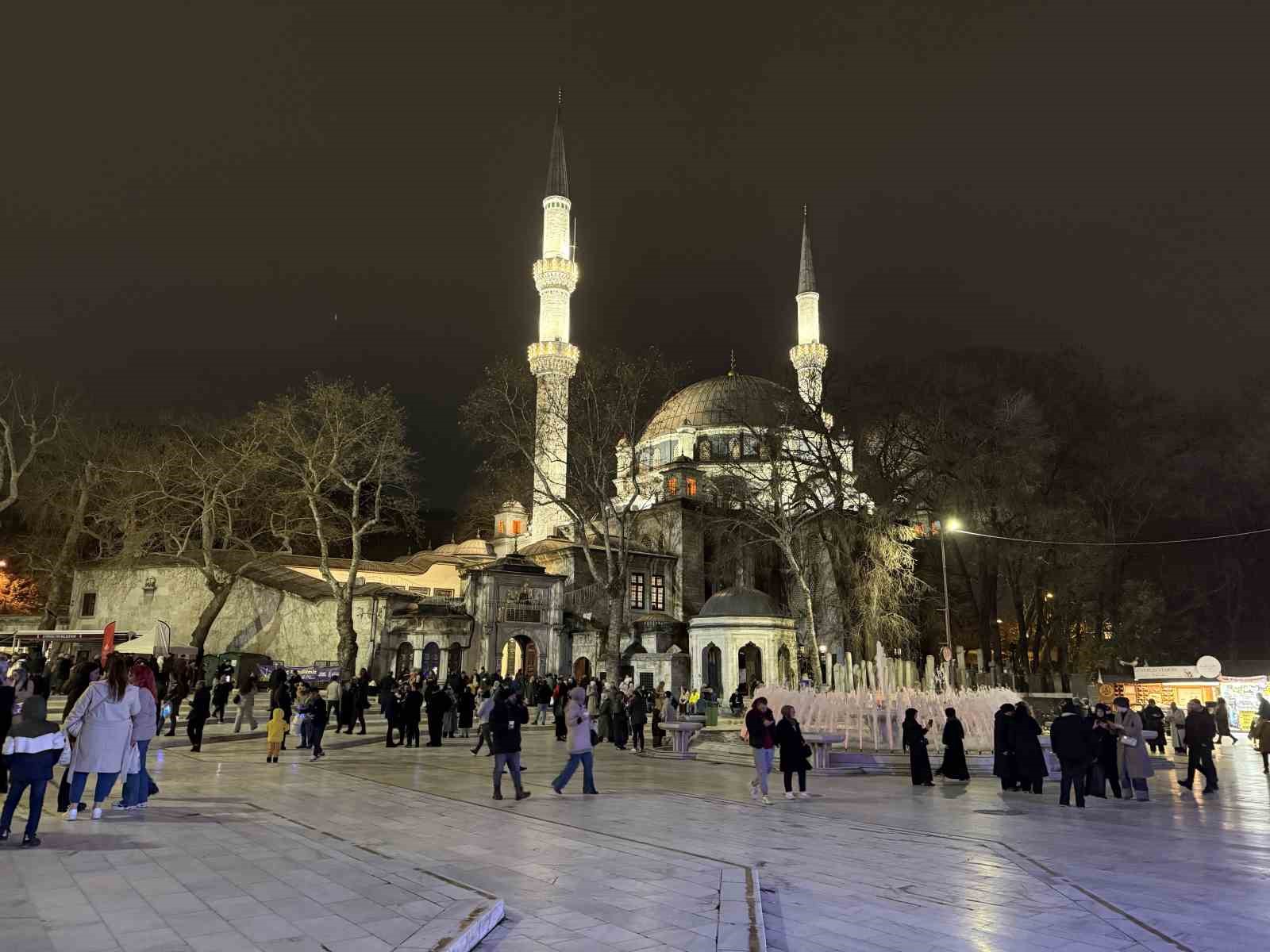 Miraç Kandili’nde vatandaşlar Eyüpsultan Camii’ne akın etti