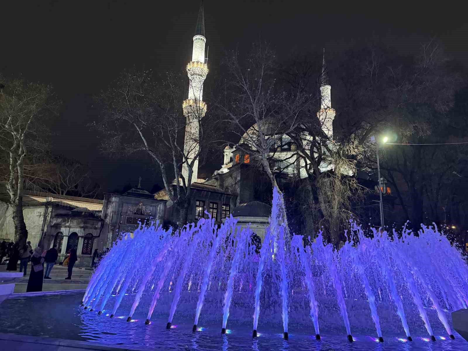 Miraç Kandili’nde vatandaşlar Eyüpsultan Camii’ne akın etti