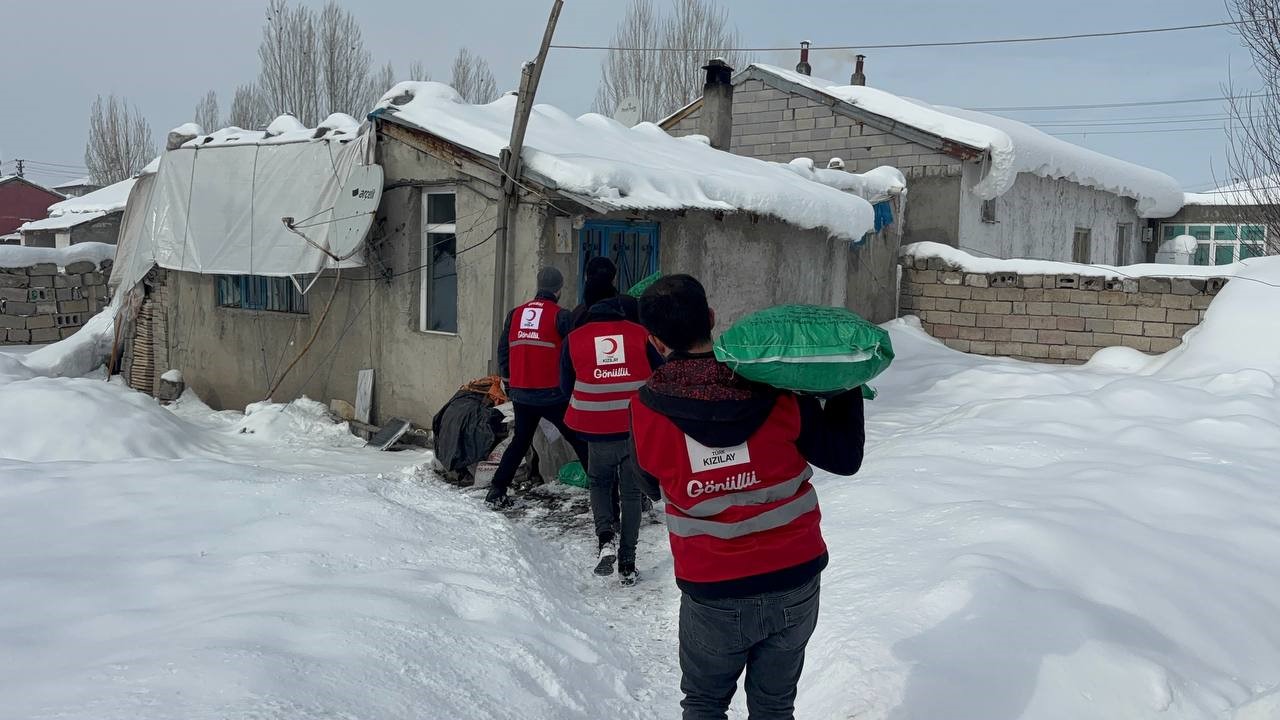 Ağrı’da Kızılay’dan ihtiyaç sahiplerine kömür yardımı