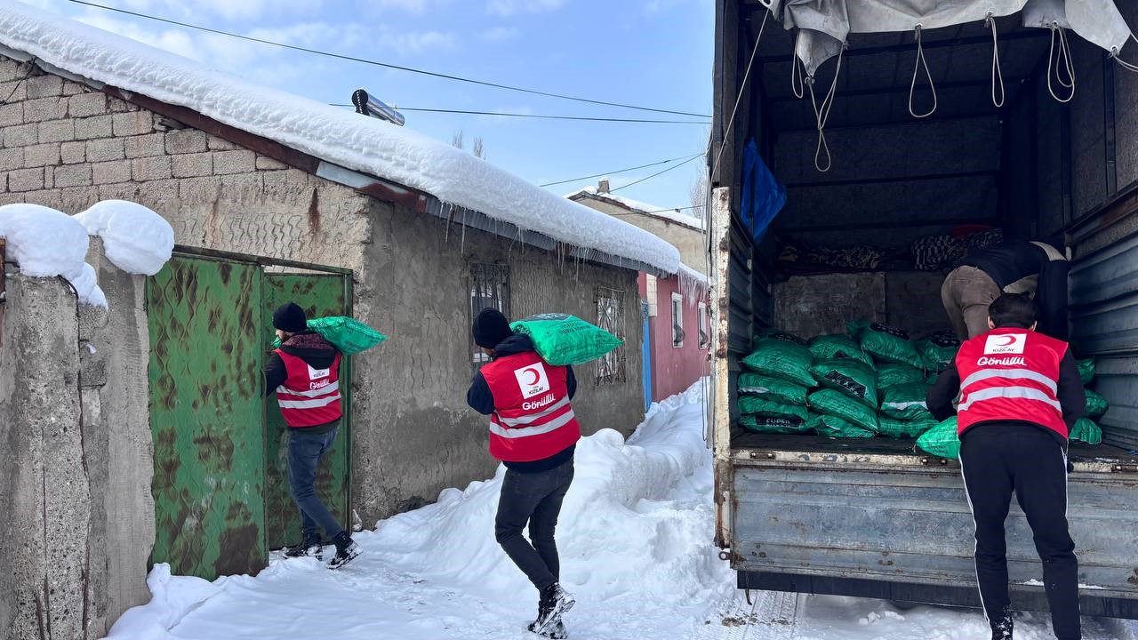 Ağrı’da Kızılay’dan ihtiyaç sahiplerine kömür yardımı