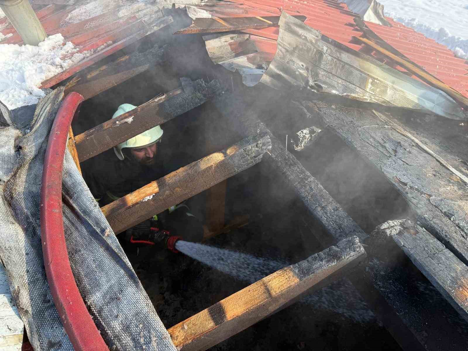 Okulda sobadan çıkan kıvılcım çatıyı tutuşturdu