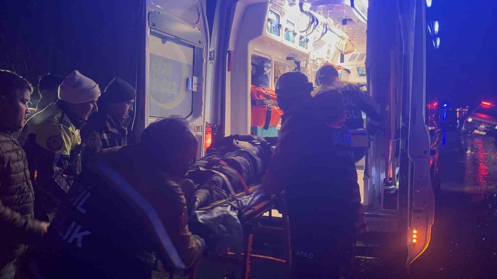 Otomobil çaya uçtu: Baba ve oğlu öldü