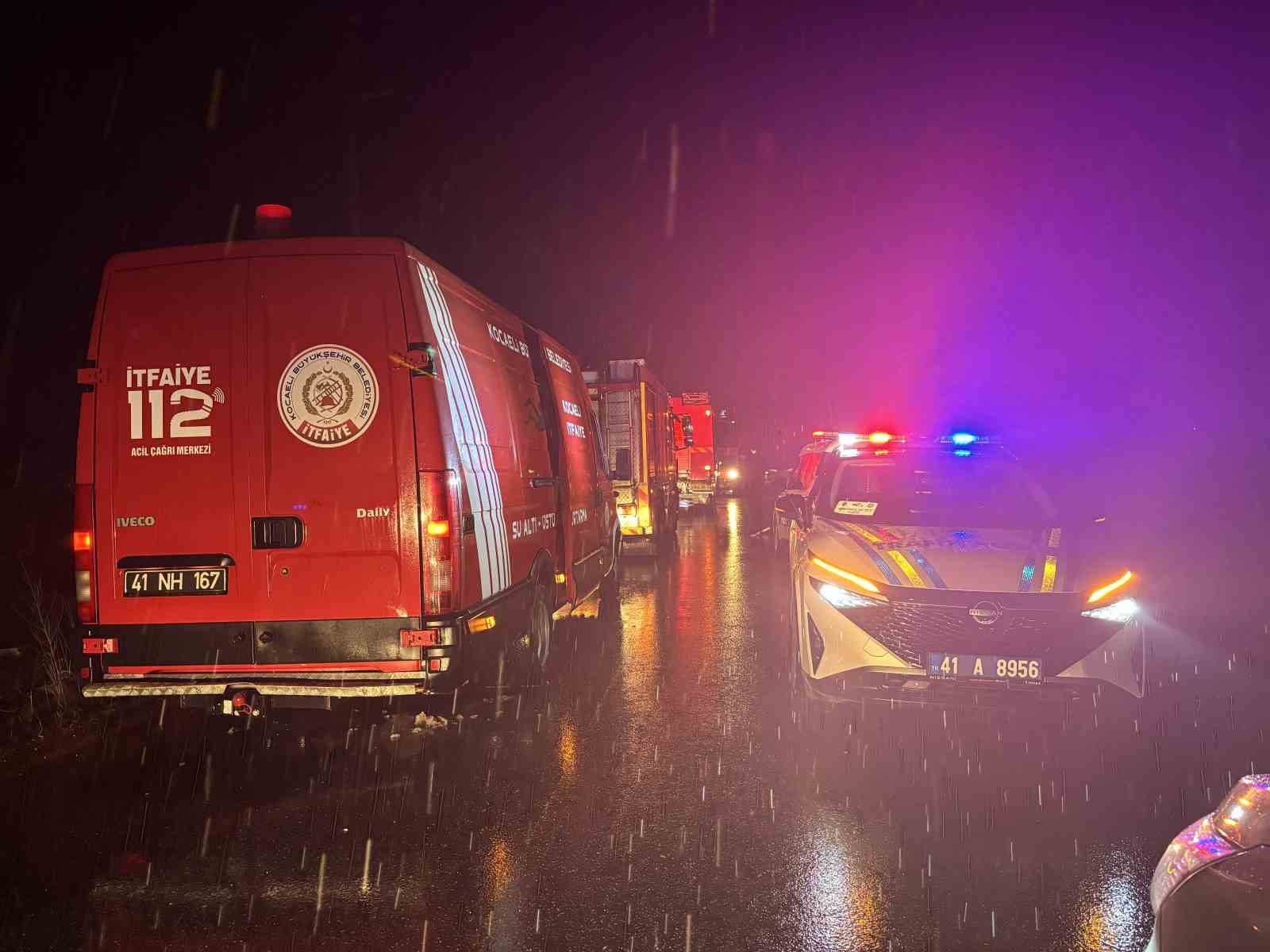 Otomobil çaya uçtu: Baba ve oğlu öldü