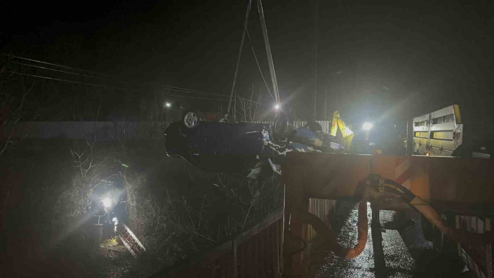 Otomobil çaya uçtu: Baba ve oğlu öldü