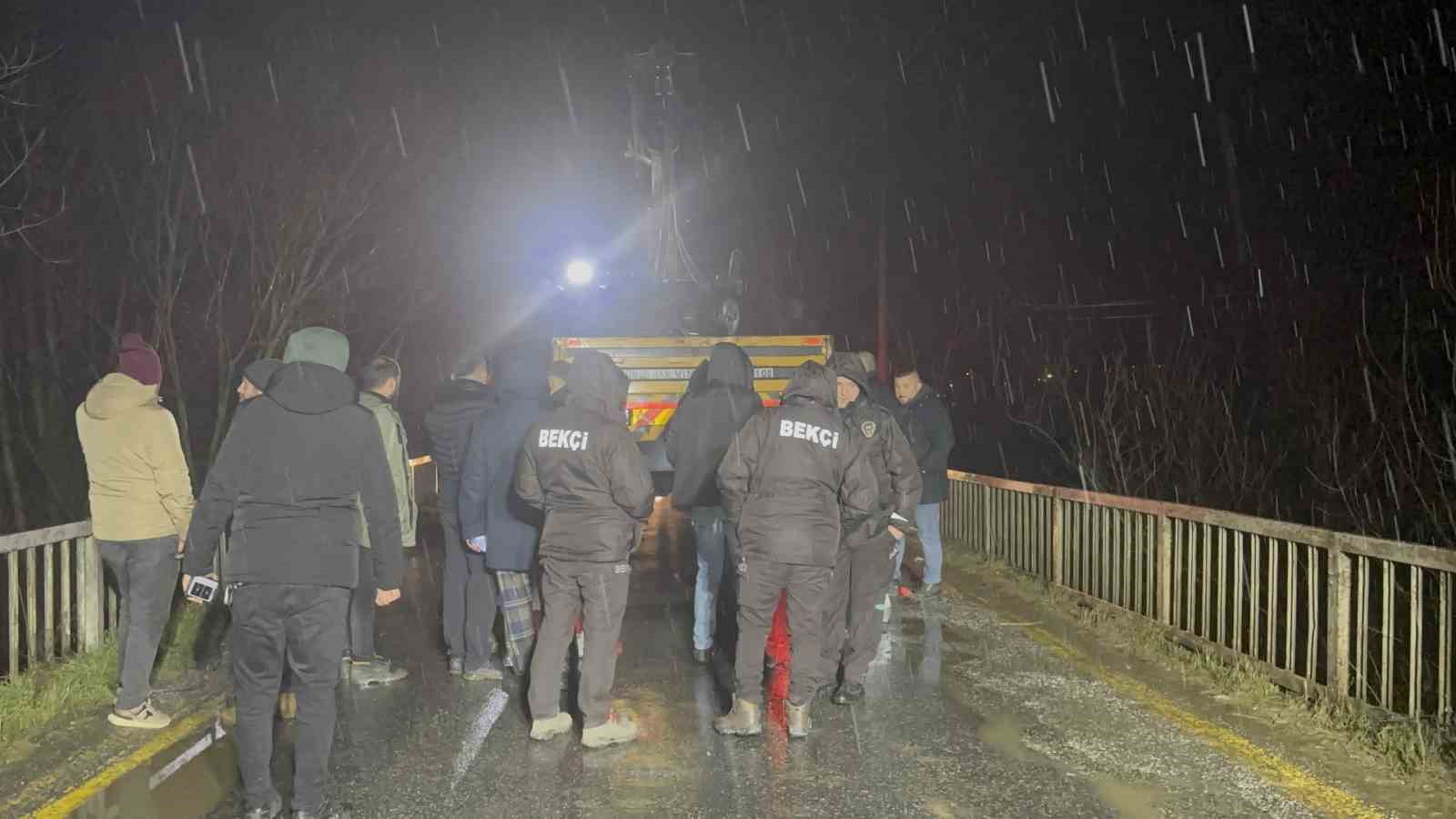 Otomobil çaya uçtu: Baba ve oğlu öldü