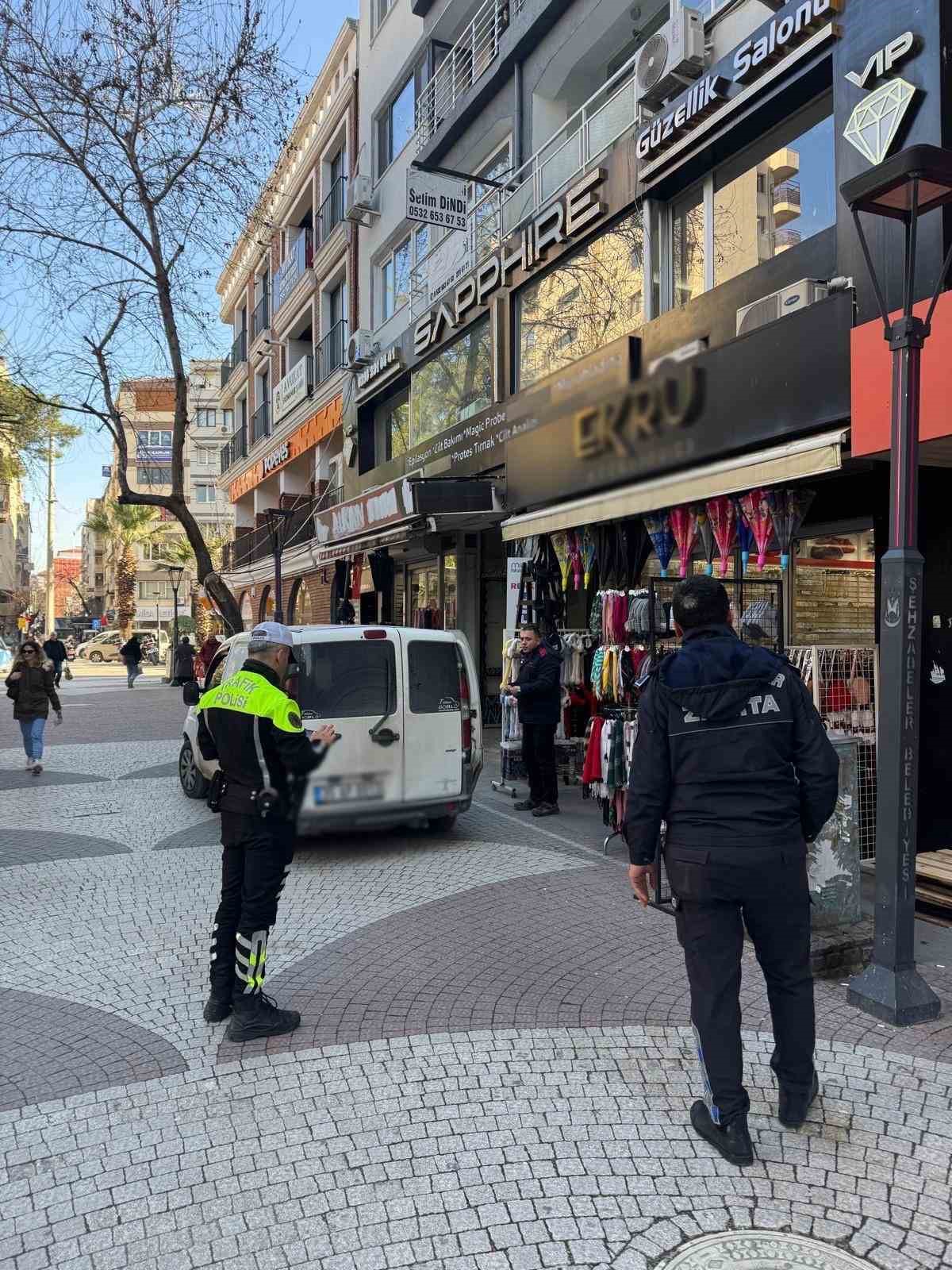 Manisa’da kaldırımı işgal eden motosikletlilere ceza yağdı