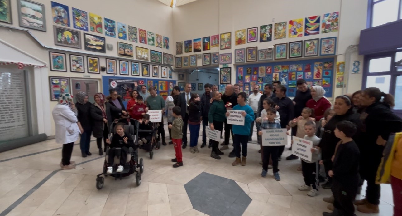 41 yıllık öğretmene alkışlı ve çiçekli veda