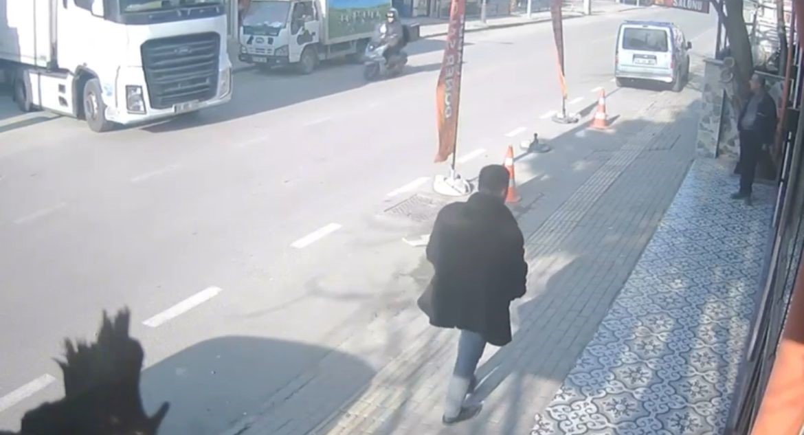 Anayola çıkan tıra, motokurye böyle çarptı