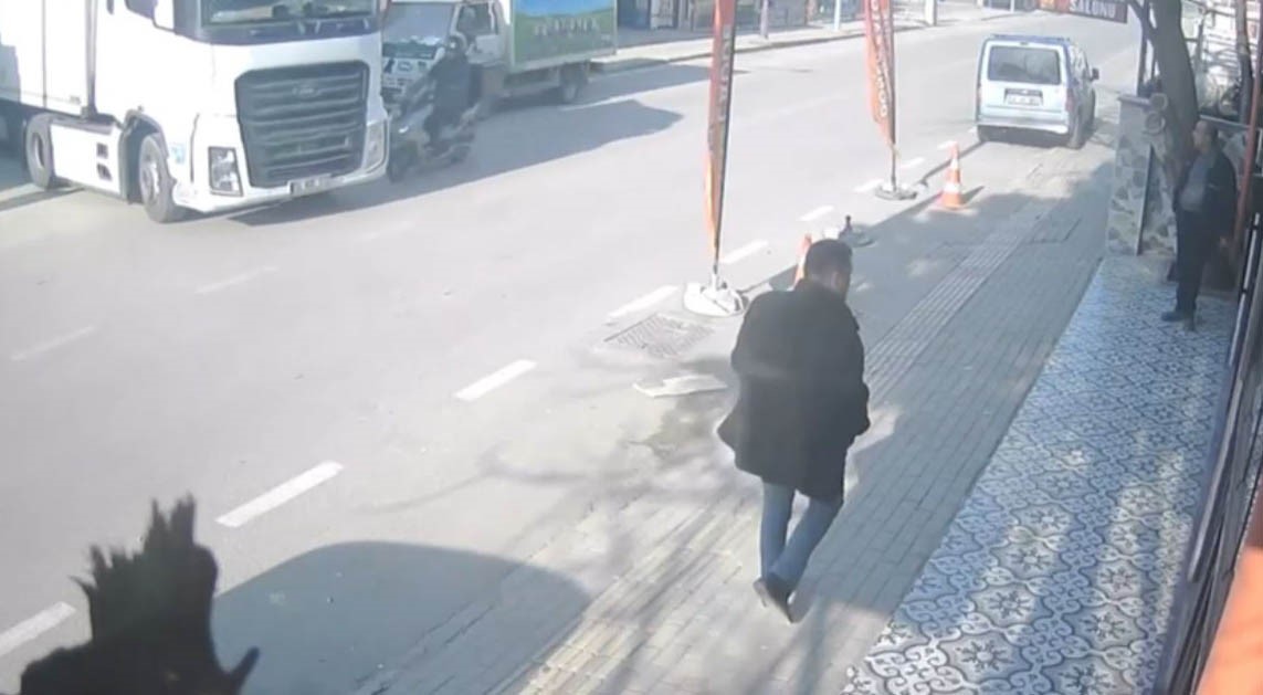 Anayola çıkan tıra, motokurye böyle çarptı