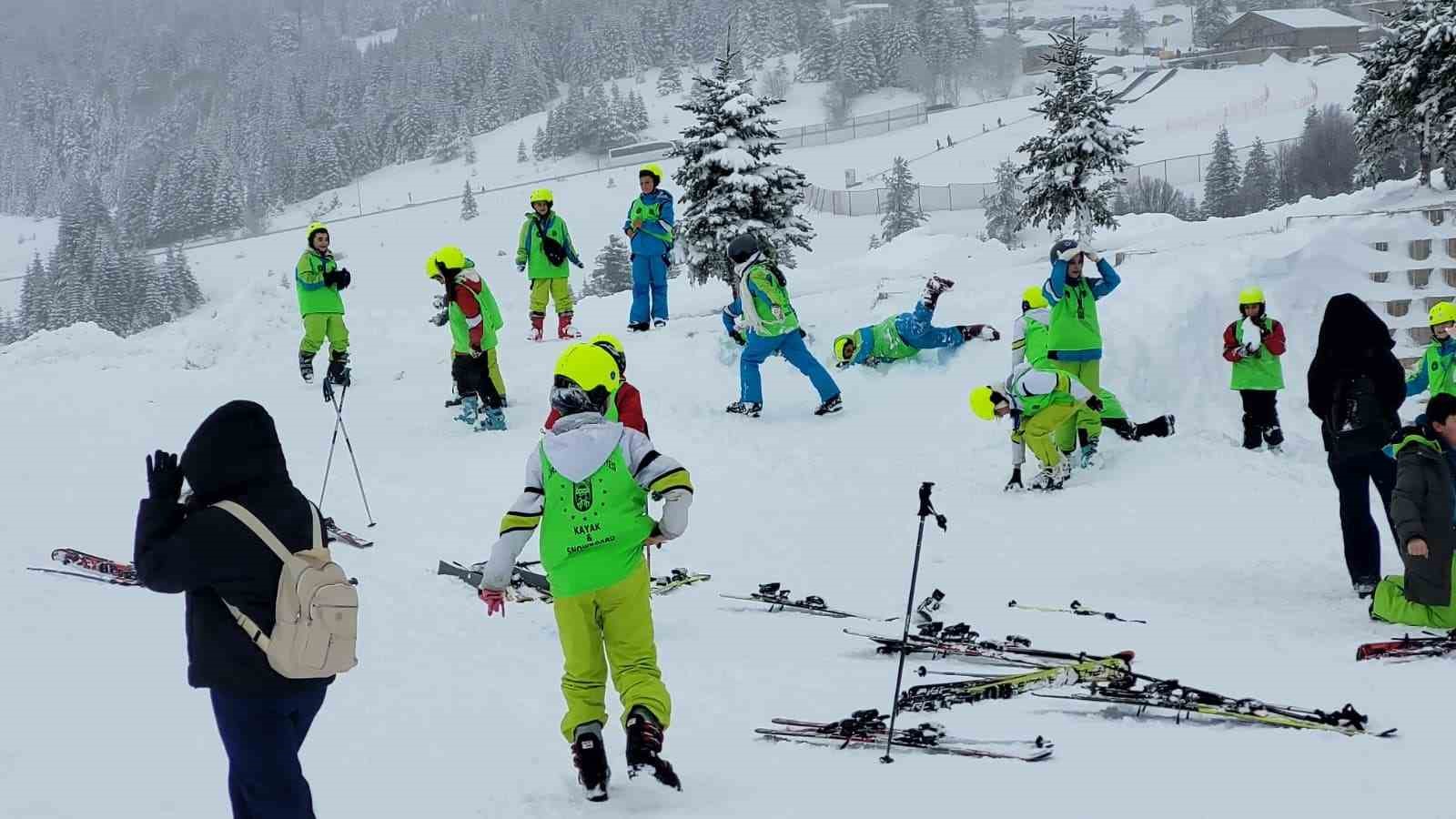 Büyükşehir’le öğrencilerin kayak keyfi