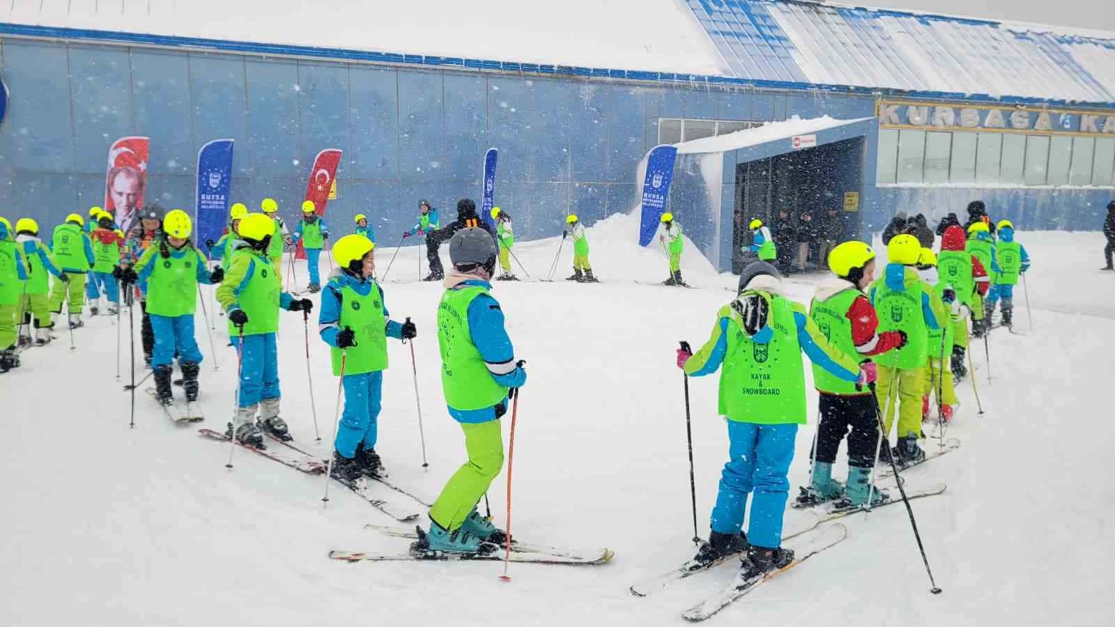 Büyükşehir’le öğrencilerin kayak keyfi