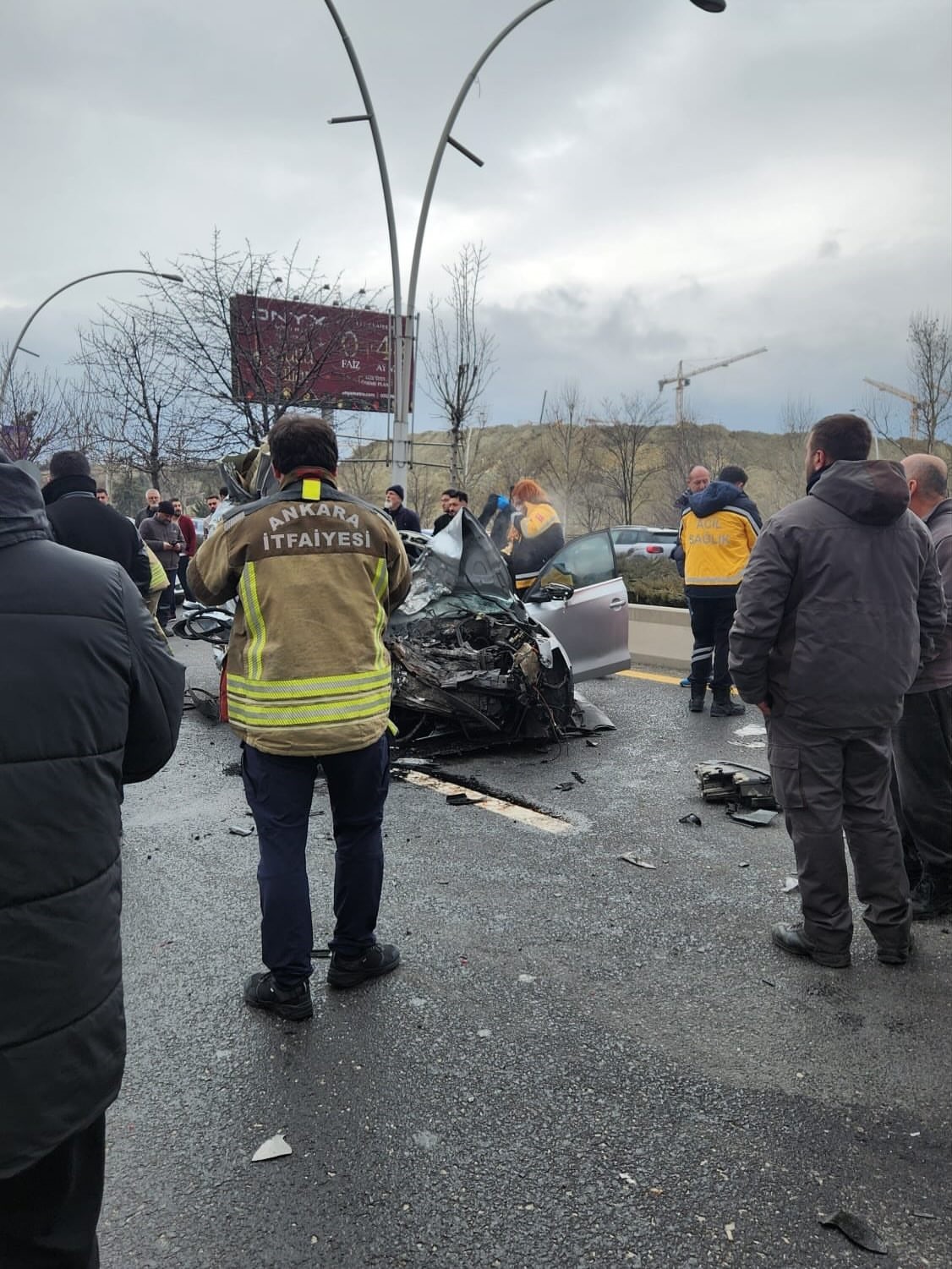 Ankara’da durakta bekleyen EGO otobüsüne otomobil çarptı: 1’i ağır 4 yaralı