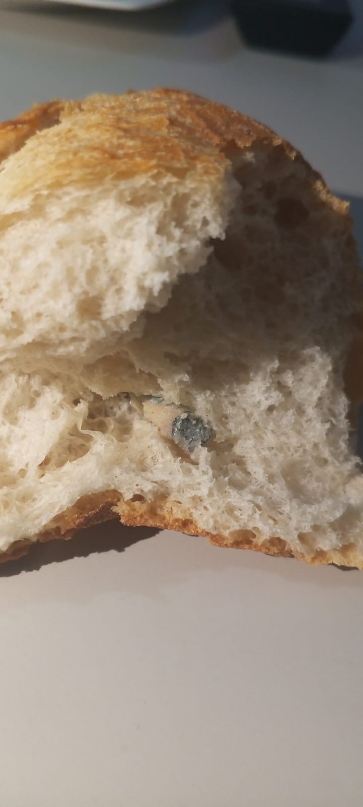 Fırından alınan ekmeğin içinden vida çıktı