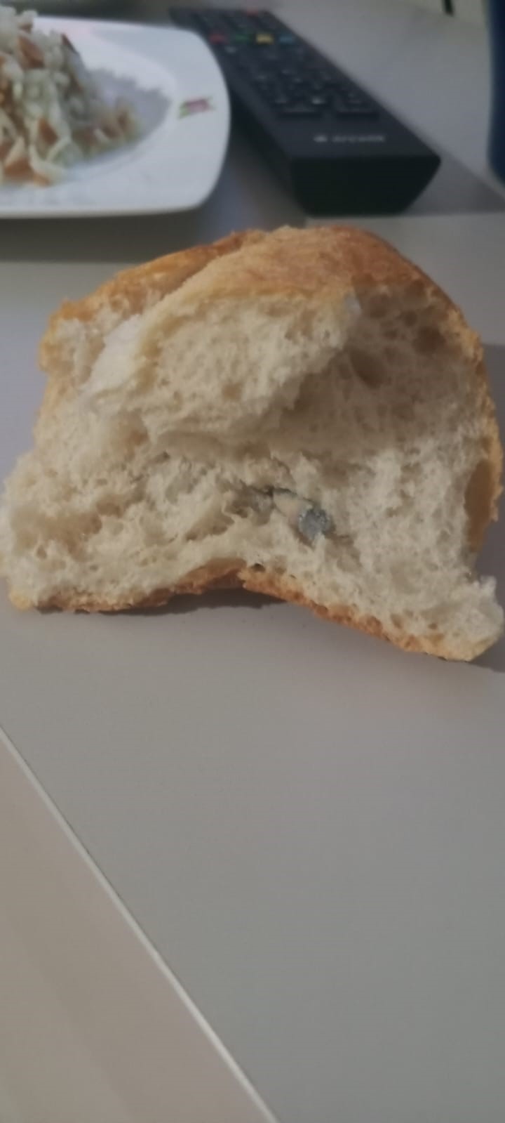 Fırından alınan ekmeğin içinden vida çıktı