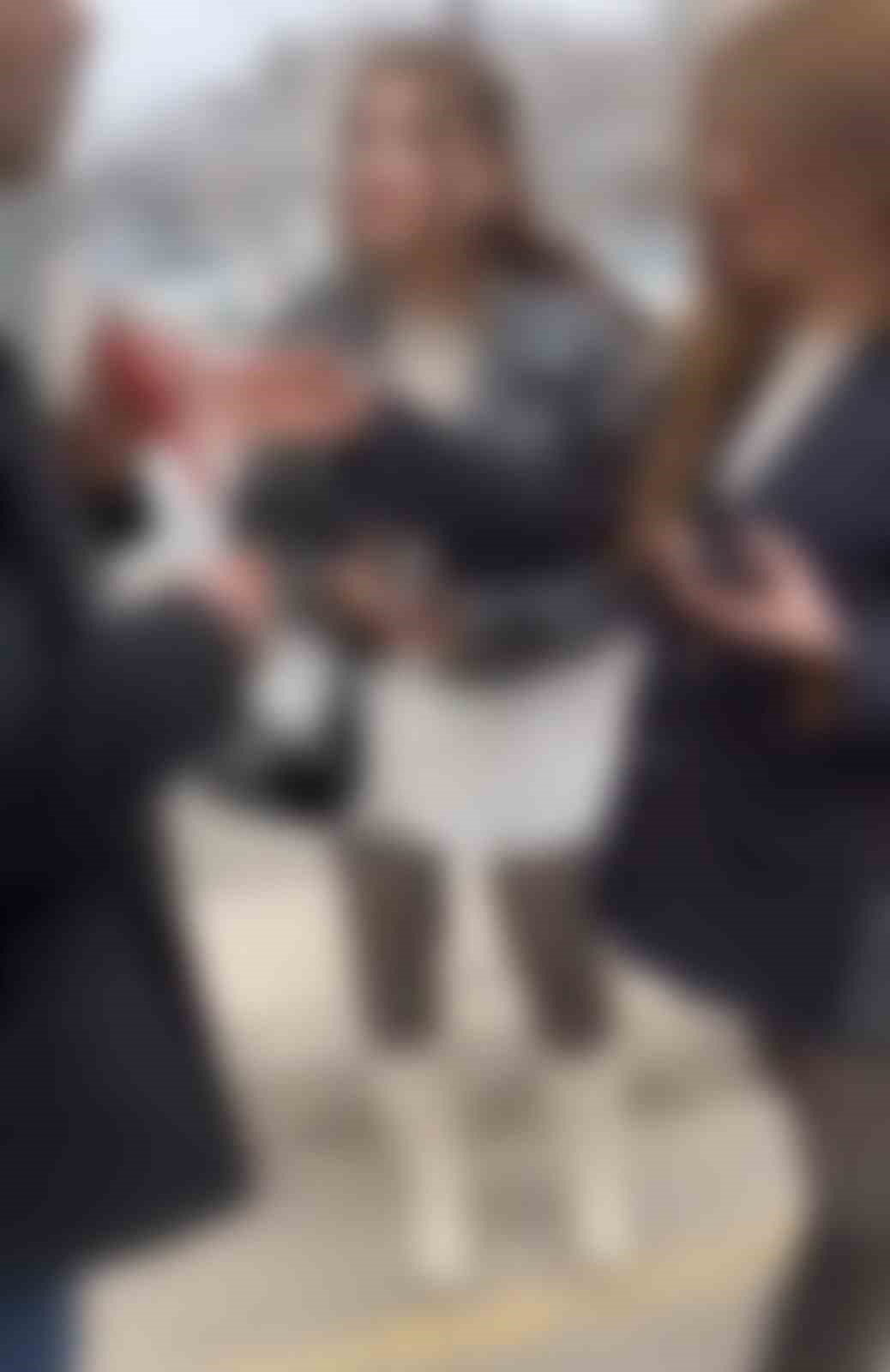 Durakta genç kızları gizlice görüntüleyen şahsa kadın muhtardan tepki