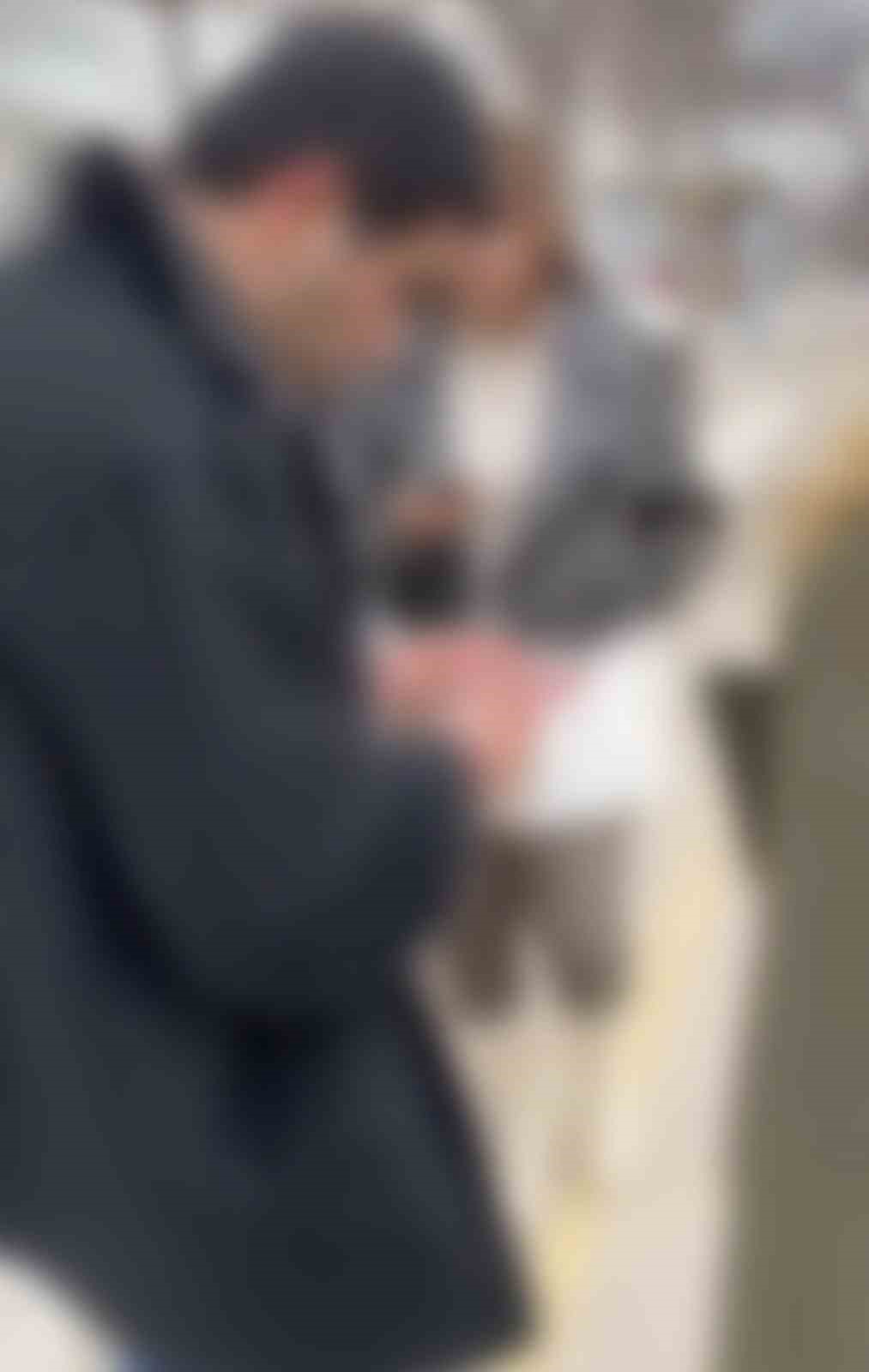 Durakta genç kızları gizlice görüntüleyen şahsa kadın muhtardan tepki