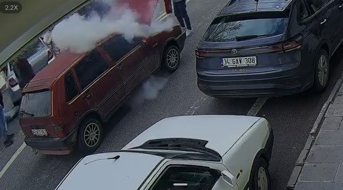 Korkutan araç yangınına esnaftan hızlı müdahale