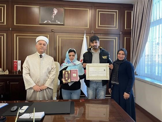 Macar kadın Kur’an-ı Kerim’den etkilenerek Müslüman oldu