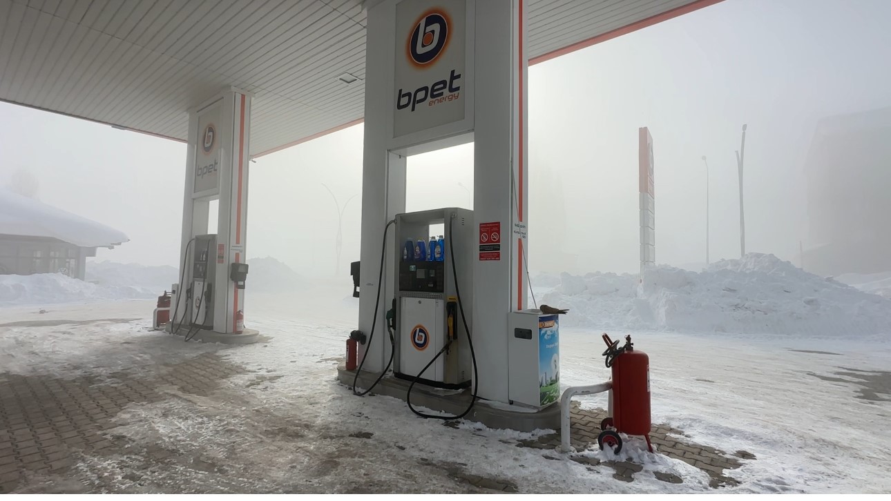 Yüksekova’da yürek burkan manzara: Konduğu yerde dondu