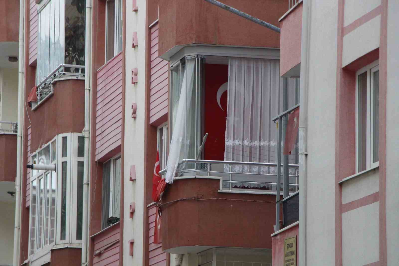 Kışın ortasında balkon camını kapatmıyorlar, nedeni ise çifte kumrular