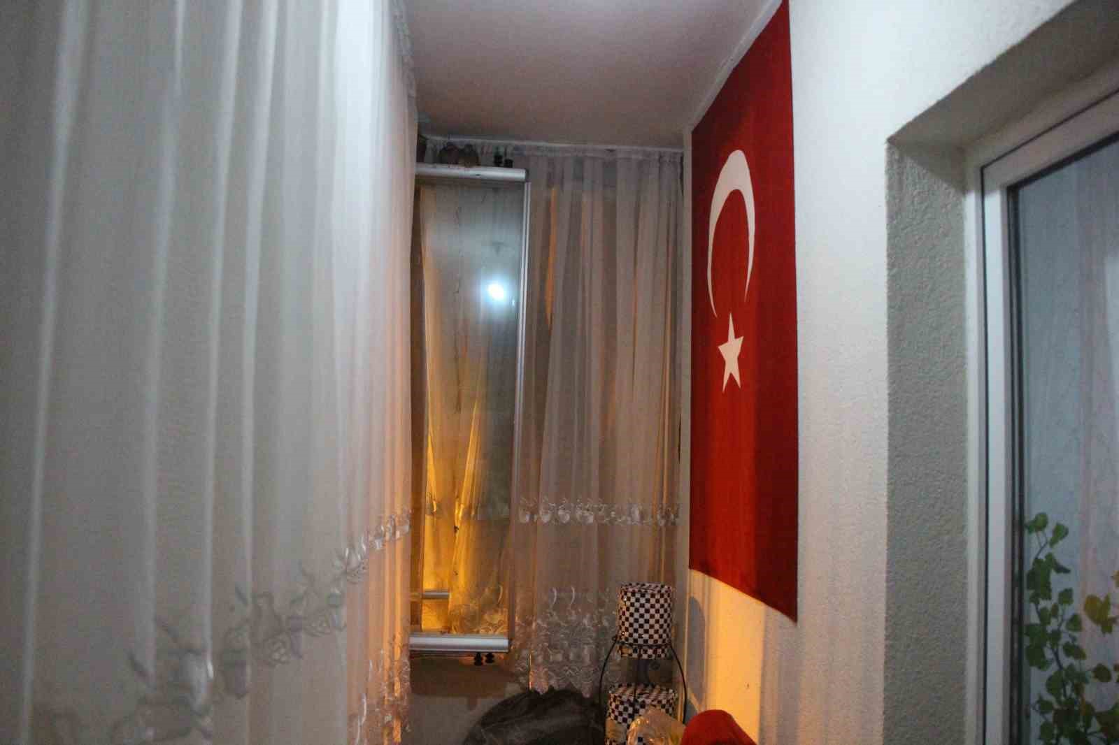 Kışın ortasında balkon camını kapatmıyorlar, nedeni ise çifte kumrular