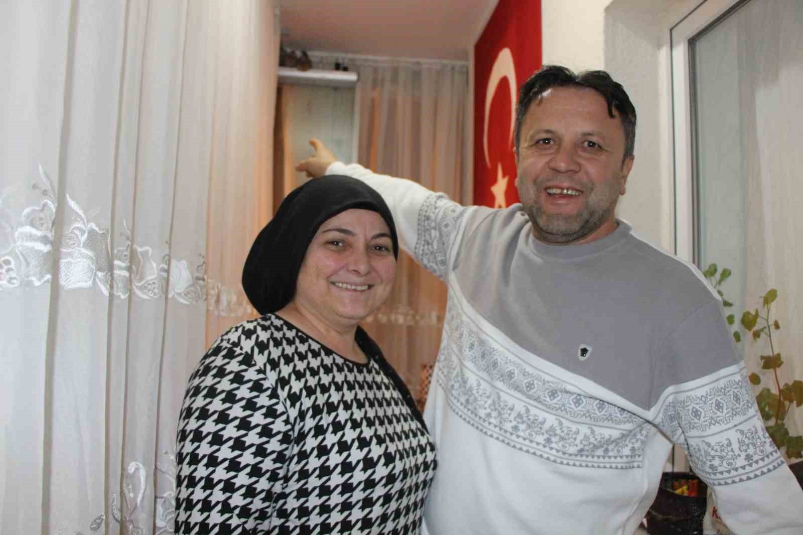 Kışın ortasında balkon camını kapatmıyorlar, nedeni ise çifte kumrular