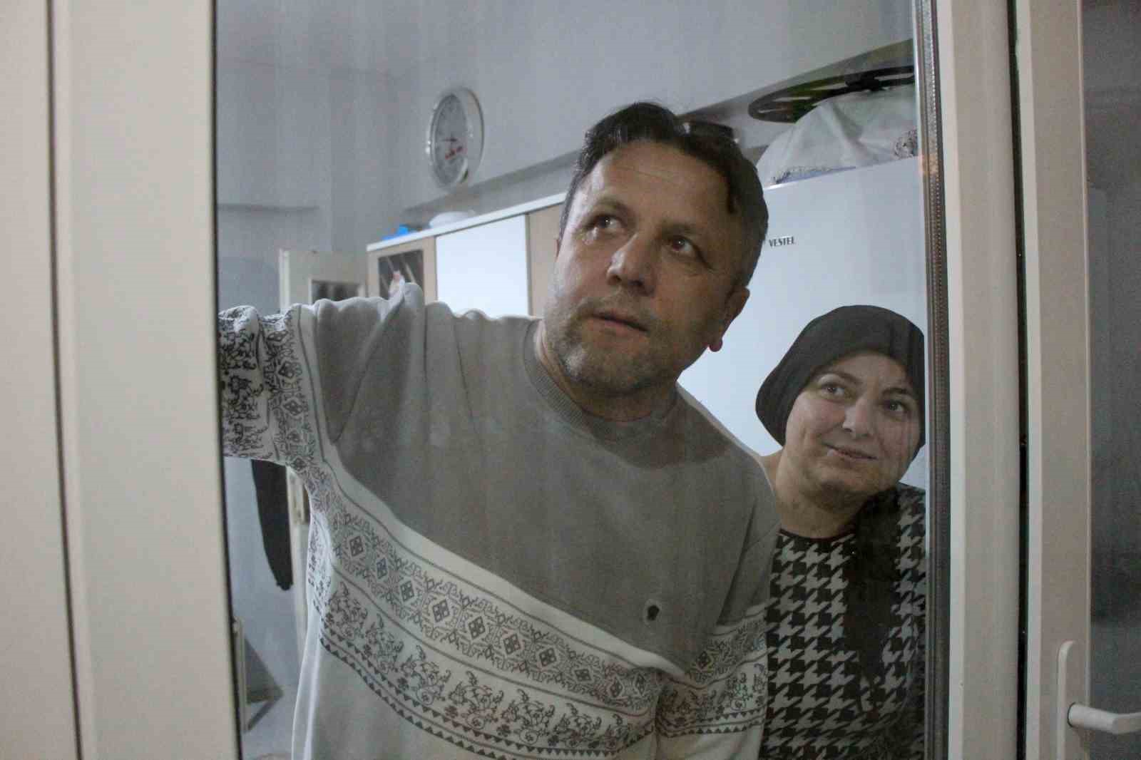 Kışın ortasında balkon camını kapatmıyorlar, nedeni ise çifte kumrular