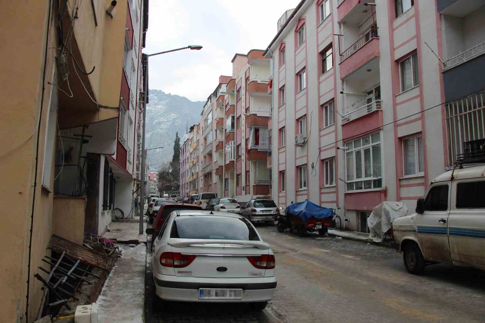 Kışın ortasında balkon camını kapatmıyorlar, nedeni ise çifte kumrular