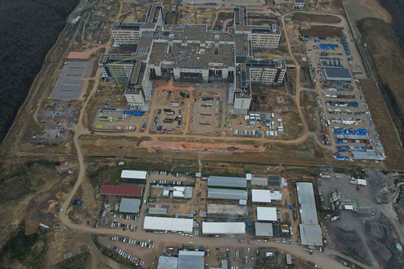 Kentin dört bir yanından görülen şehir hastanesi yangını kontrol altına alındı