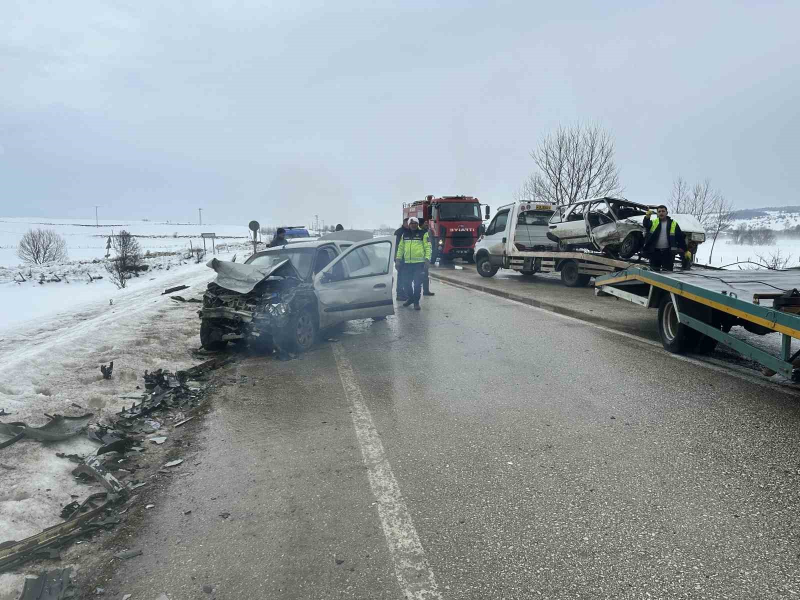 Tofaş otomobil karşı istikametteki otomobil ile çarpıştı: 1 ölü, 2 yaralı