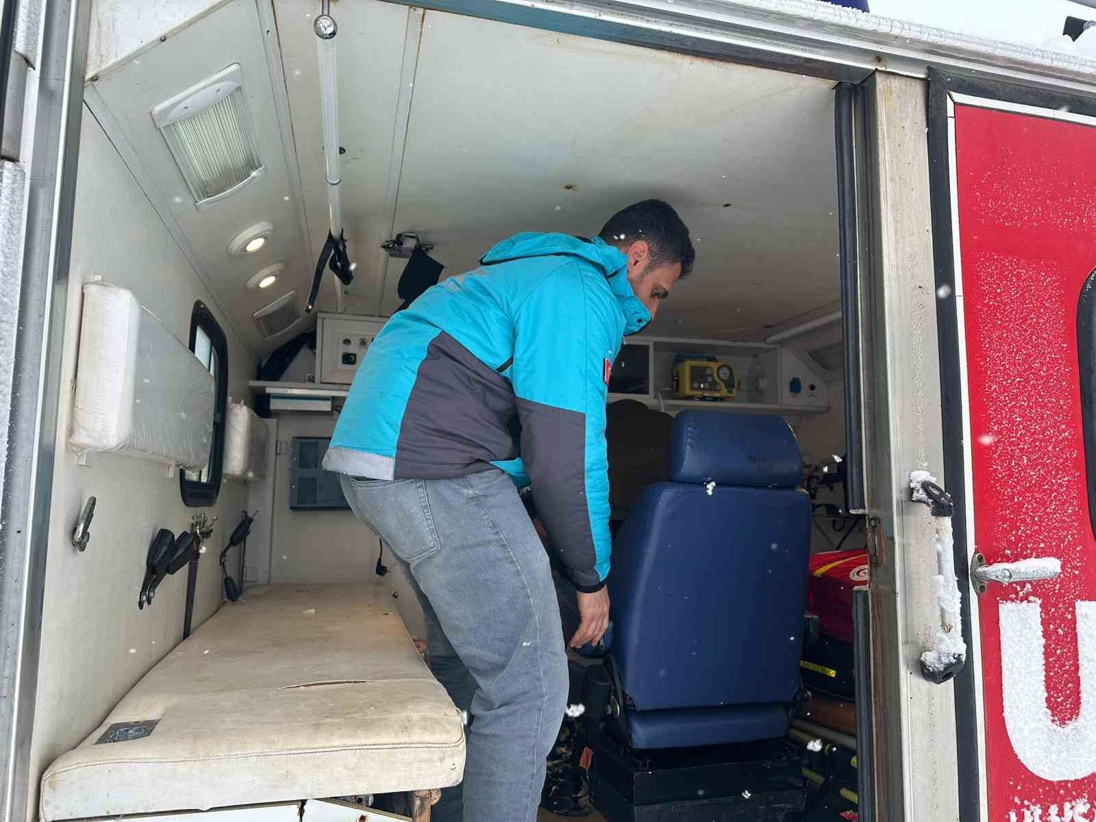 Bingöl’de diyaliz hastası UMKE tarafından hastaneye ulaştırıldı