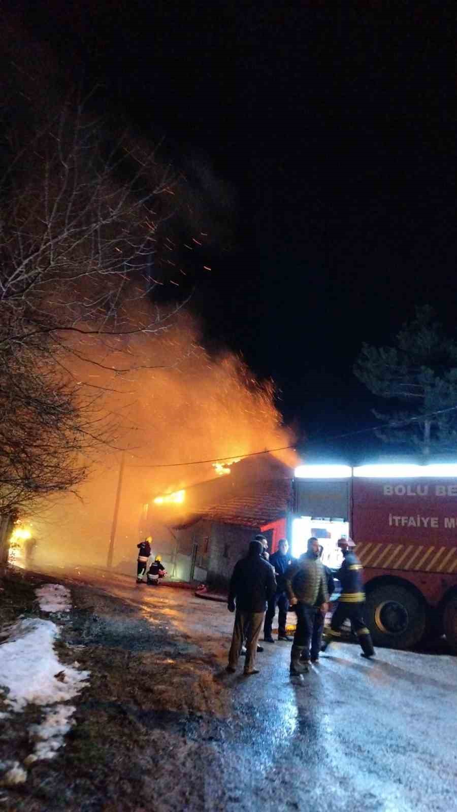 Bolu’da iki katlı ev alevlere teslim oldu