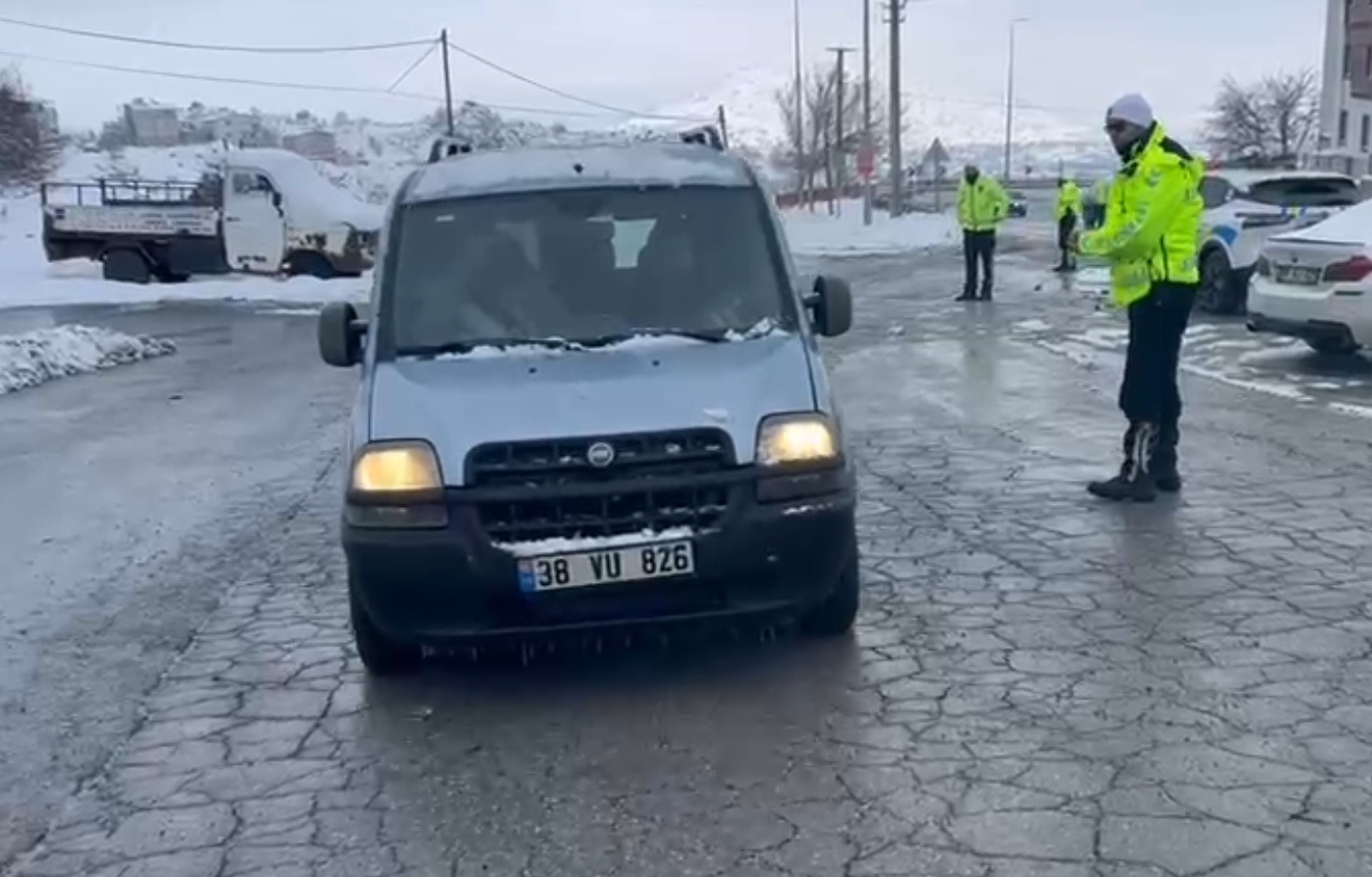 Kayseri’de trafik ekiplerinden ’kış lastiği’ uygulaması