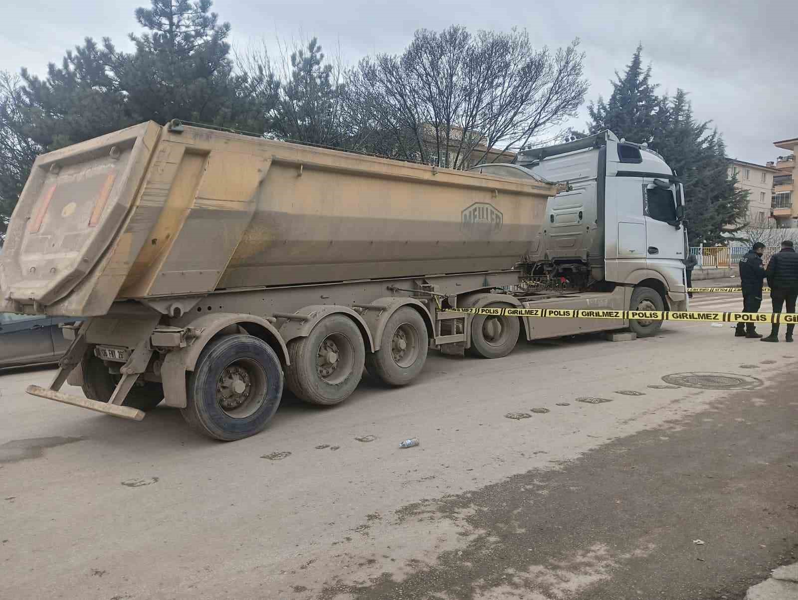 Hafriyat kamyonunun üzerinden geçtiği kadın ağır yaralandı