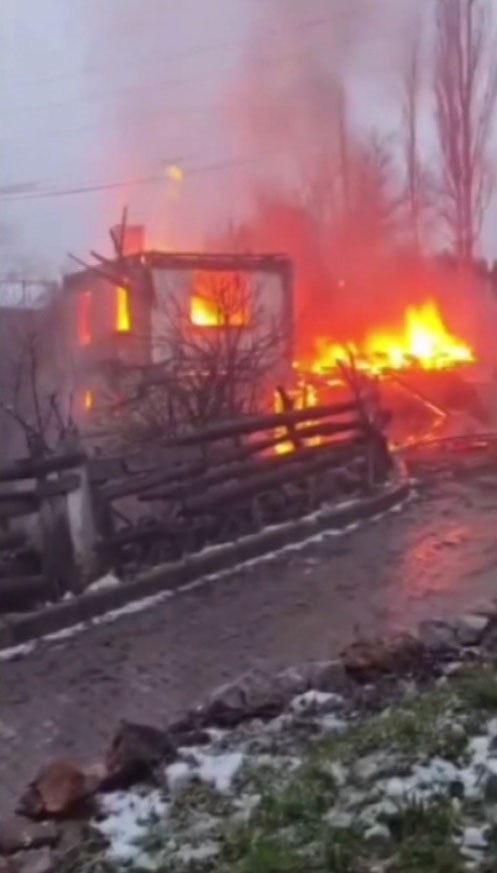 Sinop’ta iki katlı köy evi yanarak kül oldu