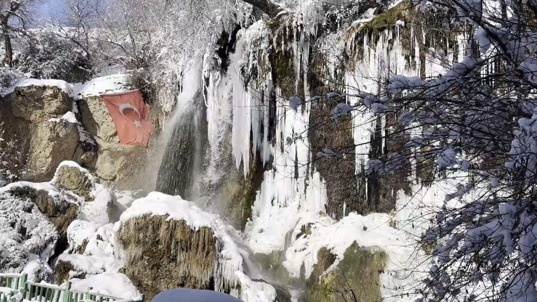 Sıcaklığın eksi 21 dereceye düştüğü Sivas’ta Sızır Şelalesi’nde devasa buz sarkıtları oluştu
