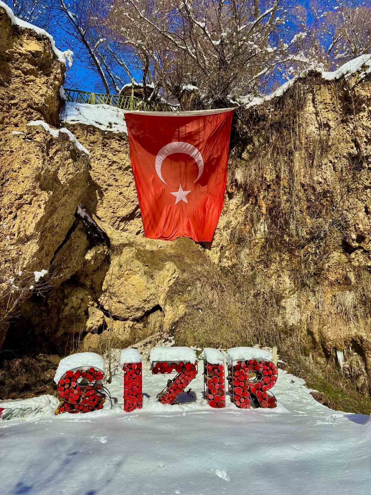 Sıcaklığın eksi 21 dereceye düştüğü Sivas’ta Sızır Şelalesi’nde devasa buz sarkıtları oluştu