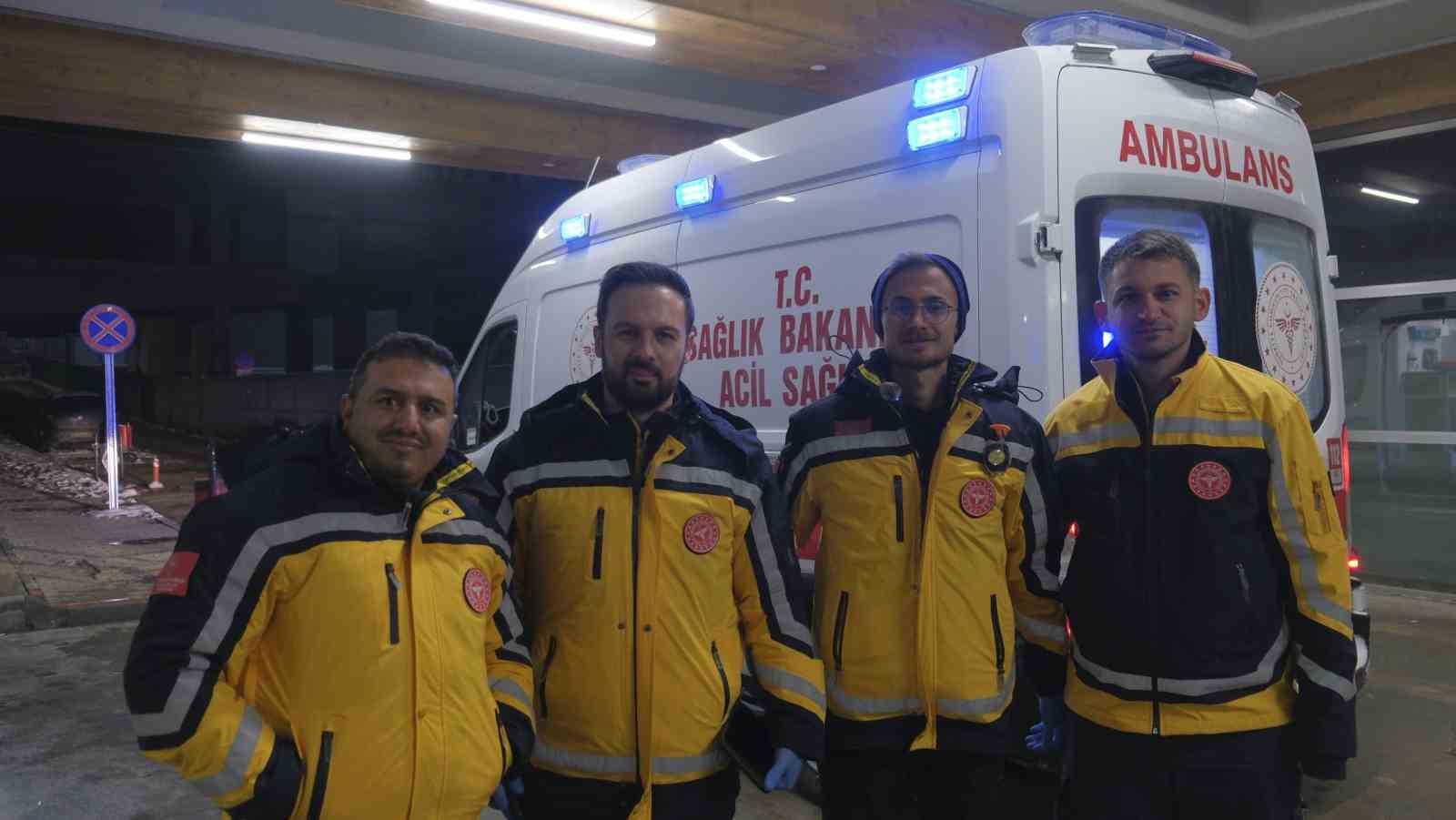 Karaman’da sağlık ekibi kar yağışı ve tipiye rağmen diyaliz hastası kadını hastaneye ulaştırdı