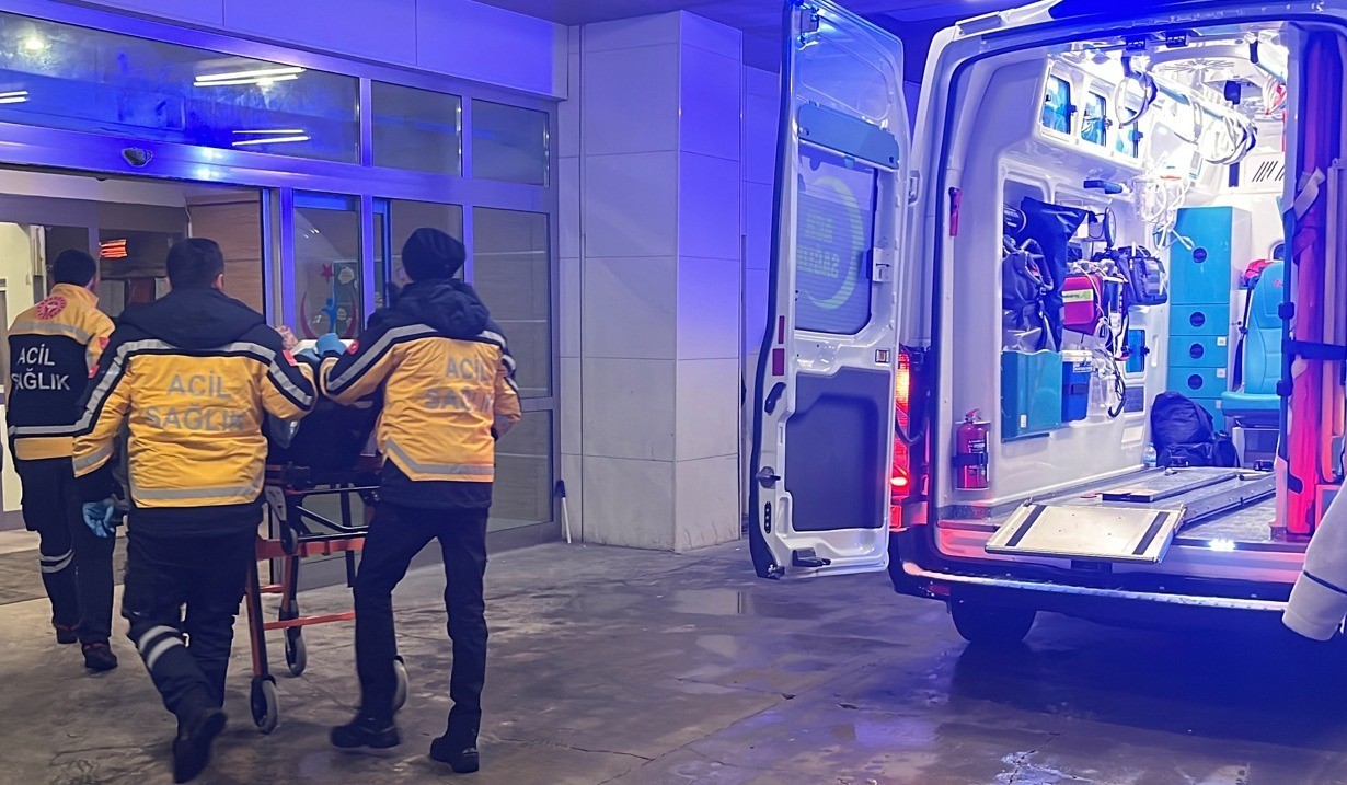 Karaman’da sağlık ekibi kar yağışı ve tipiye rağmen diyaliz hastası kadını hastaneye ulaştırdı